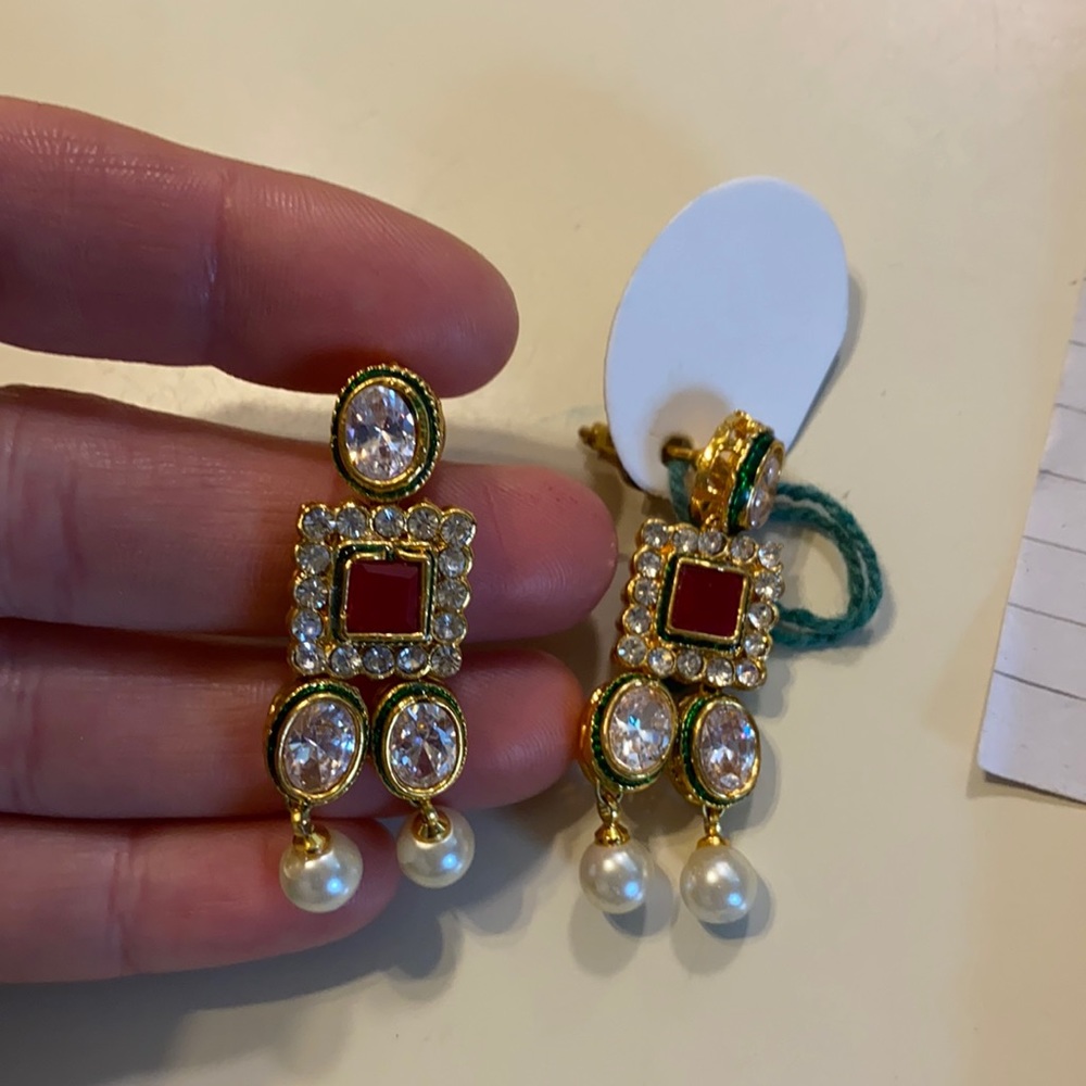 Dangling earrings gold with diamonds and pearls